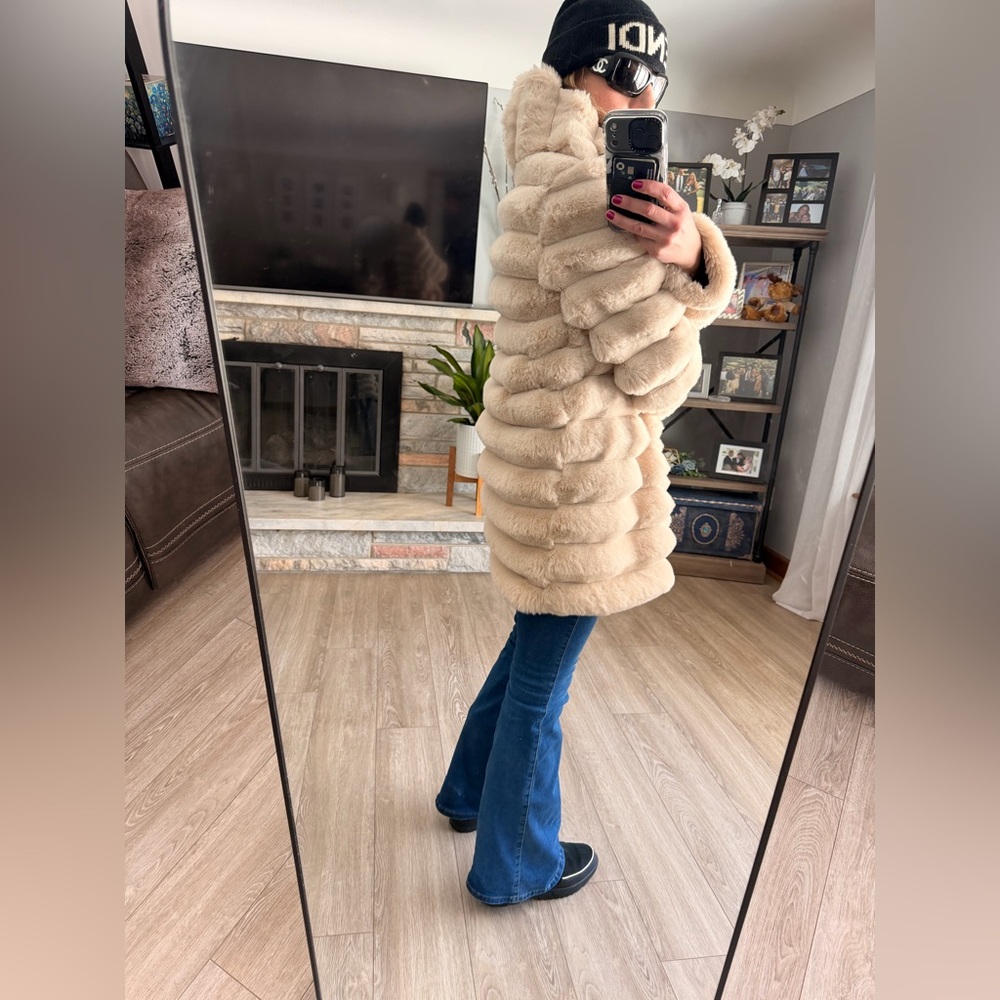 Luxurious Cream Faux Fur Coat - Picture 5 of 9
